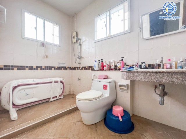 *****บ้านเดี่ยวมือสองย่านนครปฐม ม.อาภากร3 ศาลายา-บางภาษี เนื้อที่กว้างขวางมากถึงเกือบ 84 ตร.ว. ฟังก์ชันจัดเต็มถึง 5 ห้องนอน 4 ห้องน้ำ 2 ที่จอดรถ บ้านหลังใหญ่ ทำเลแห่งการเดินทาง เชื่อมต่อถ.พุทธมณฑล สาย4, ถ.บรมราชชนนี, ถ.กาญจนาภิเษก ใกล้ม.มหิดล, ทางด่วน "ศรีรัช" ราคาคุ้ม!